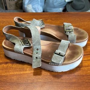 Tread light ugg sandals woman’s size 9